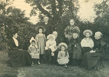 The Baynes Family (1895)